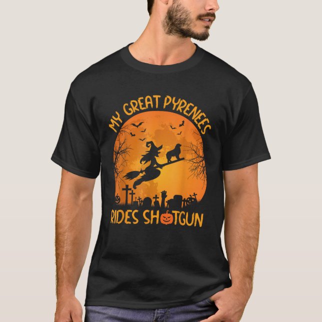 Camiseta Meu Great Pyrenees Anda de Espingarda com Bruxa no (Frente)
