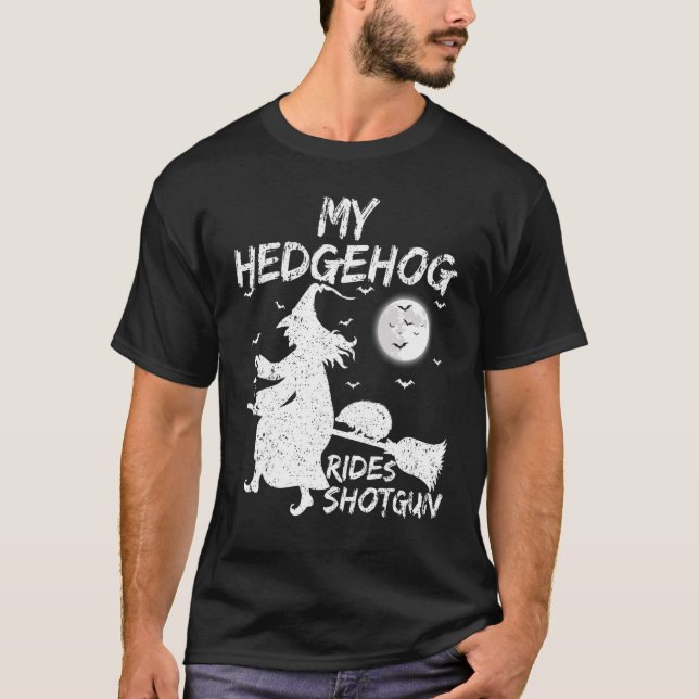 Camiseta Meu Hedgehog Rides Shotgun Witch Hedgehog Hallowee (Frente)