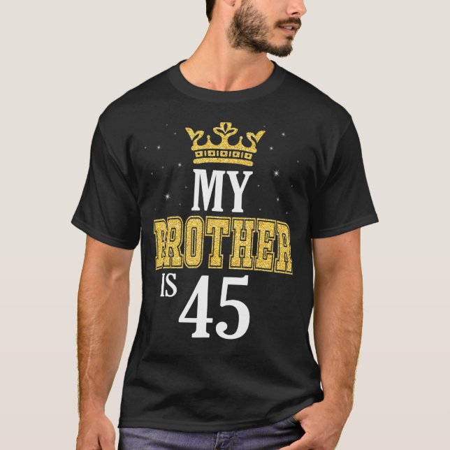 Camiseta Meu Irmão Tem 45 Anos Feliz Aniversário Para Mim (Frente)