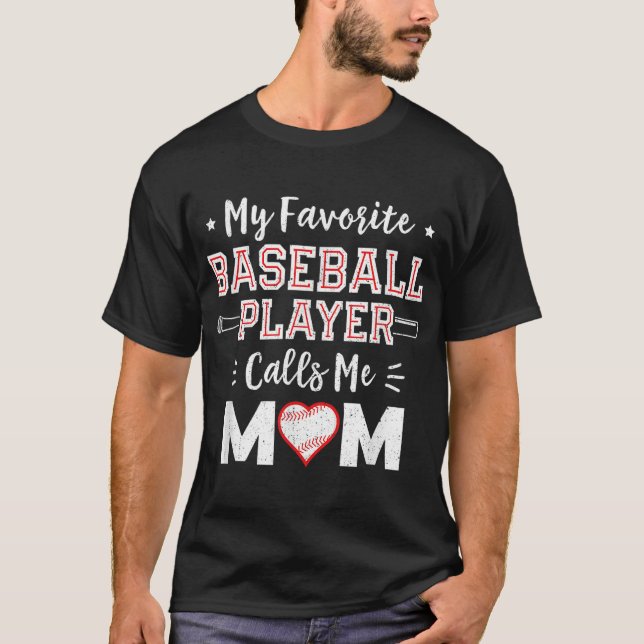 Camiseta Meu Jogador De Beisebol Favorito Me Chama Mãe Base (Frente)