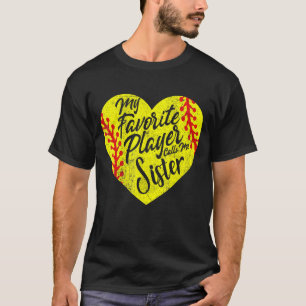 Camiseta Meu Jogador Favorito Me Chama Irmã Softball Heart