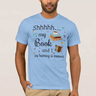 Camiseta Meu livro e eu estamos tendo um momento