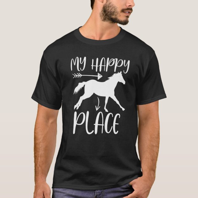 Camiseta Meu Lugar Feliz Cavalos Cavalos Cavalos Cavalos (Frente)