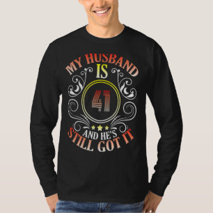 Camiseta Meu Marido é 41 anos seu aniversário. Ele ainda te