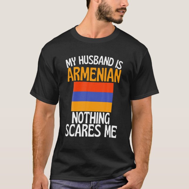 Camiseta Meu Marido É Armênio. Nada Me Assusta Engraçado. (Frente)