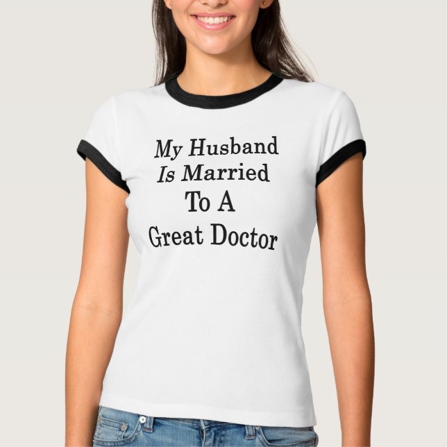 Camiseta Meu Marido É Casado Com Um Médico Excelente (Frente)