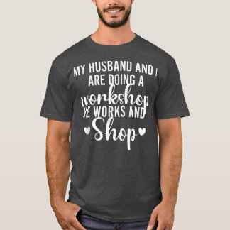 Camiseta Meu Marido E Eu Estamos Fazendo Uma Oficina Que El