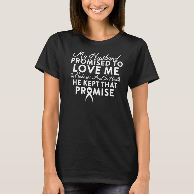 Camiseta Meu Marido Prometeu Me Amar De Doença E Em (Frente)