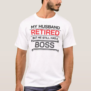Camiseta Meu Marido Se Aposentou, Mas Ele Ainda Tem Um Chef