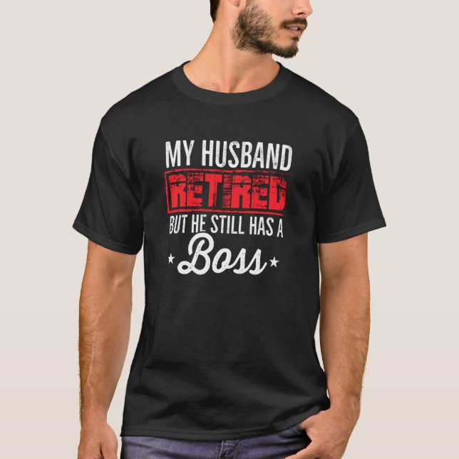 Camiseta Meu Marido Se Aposentou Mas Ele Ainda Tem Um Chefe (Frente)