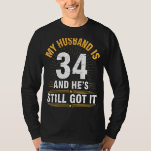 Camiseta Meu Marido tem 34 anos. Ele ainda tem seu nascimen