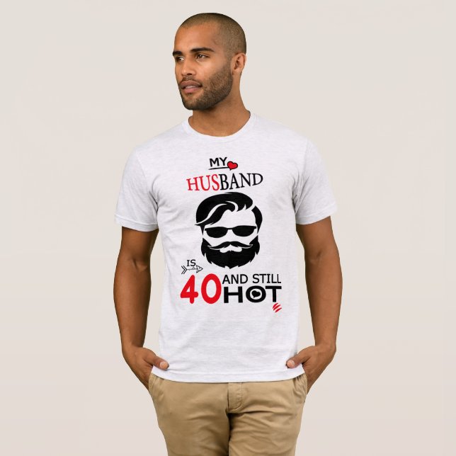 Camiseta Meu marido tem 40 anos e ainda está quente, aniver (Frente Completa)