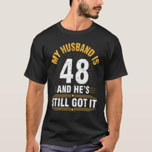 Camiseta Meu Marido tem 48 anos. Ele ainda tem seu nascimen