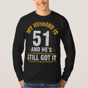 Camiseta Meu Marido tem 51 anos. Ele ainda tem seu nascimen