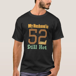 Camiseta Meu Marido Tem 52 Anos E Ainda Está Quente, 52º An