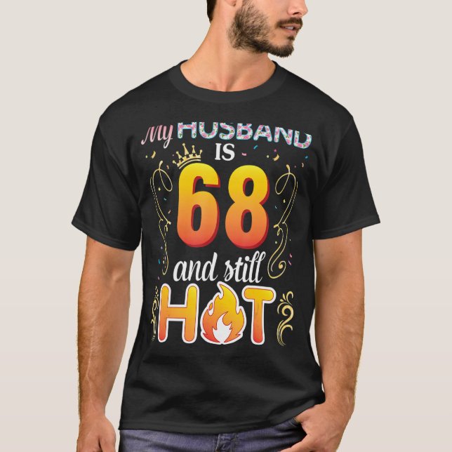 Camiseta Meu Marido Tem 68 Anos E Ainda Está Feliz Aniversá (Frente)
