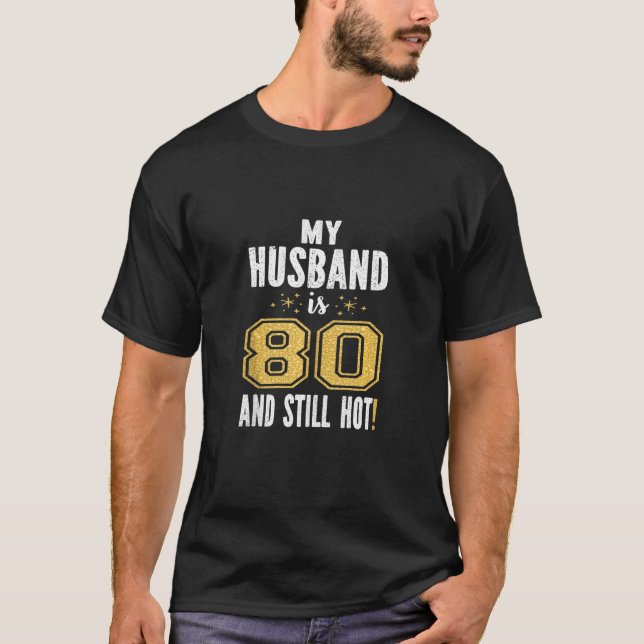 Camiseta Meu Marido Tem 80 Anos E Ainda Está Quente De Aniv (Frente)
