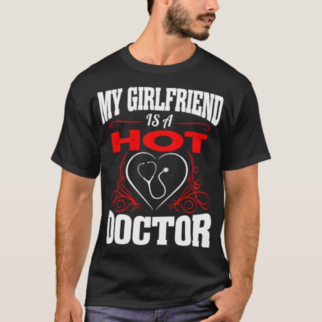 Camiseta Meu Namorada É Um Namorados De Médico Quente (Frente)