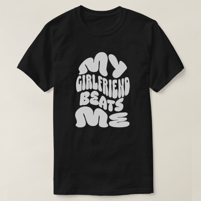 Camiseta Meu Namorada me bate, Casais sarcásticos me dão pr (Frente do Design)