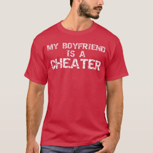 Camiseta Meu Namorado é um Traíra Pego Traindo com Sarcasmo