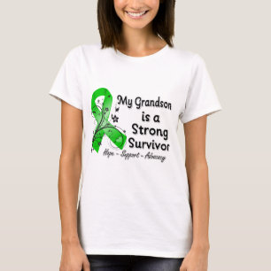 Camiseta Meu neto é uma fita forte do verde do sobrevivent