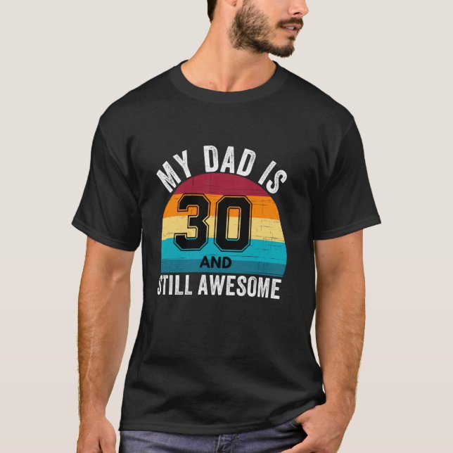 Camiseta Meu Pai É 30 E Ainda É Incrível 30 Retro Aniversár (Frente)