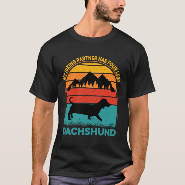 Camiseta Meu Parceiro De Caminho Tem Quatro Pernas Dachshun (Frente)