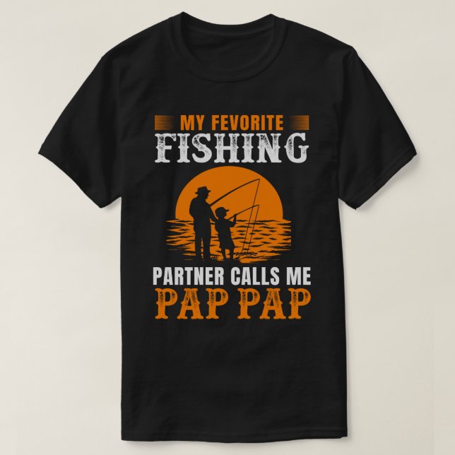 Camiseta Meu Parceiro de Pesca Favorito Me Chama PAP PAP Vi (Frente do Design)