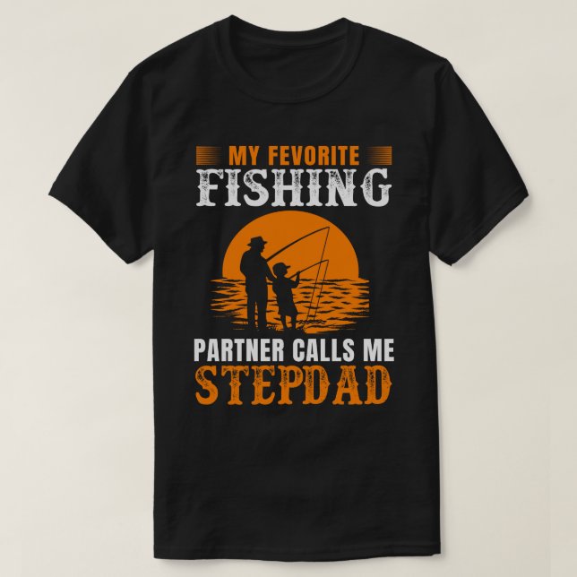 Camiseta Meu Parceiro de Pesca Favorito Me Chama STEPDAD Vi (Frente do Design)
