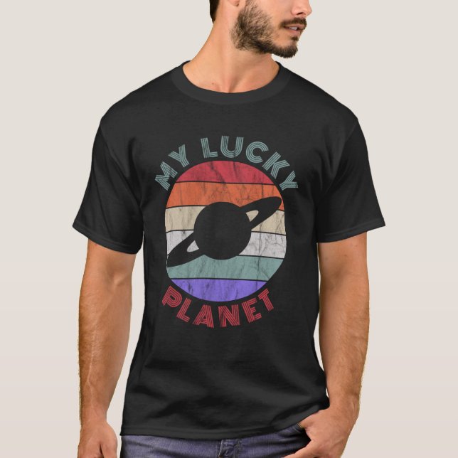 Camiseta Meu planeta sorte Saturno v1 Humor planetário (Frente)