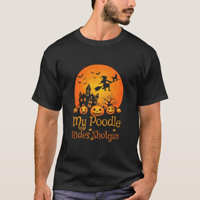 Camiseta Meu Poodle Dirige O Halloween Da Bruxa De Pumpkin  (Frente)