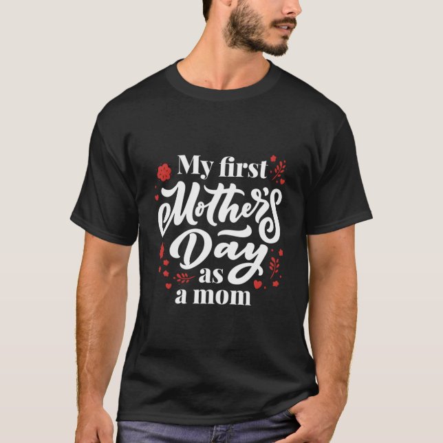 Camiseta Meu Primeiro Dia Das Mães Como Mãe (Frente)
