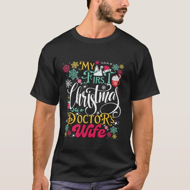Camiseta Meu Primeiro Natal Como Mulher Médica Doutor Husba (Frente)