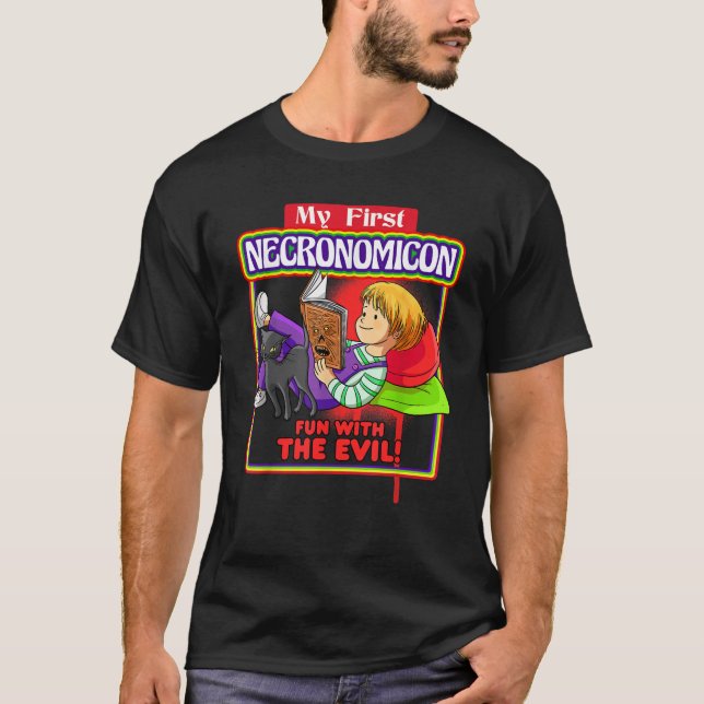 Camiseta Meu primeiro Necronomicon Diversão com a Bruxaria  (Frente)