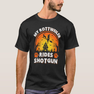 Camiseta Meu Rottweiler Passeia com Bruxa de Espingarda no