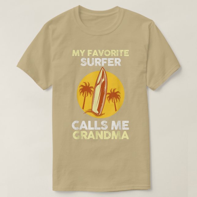 Camiseta Meu surfista favorito me chama de avó  (Frente do Design)