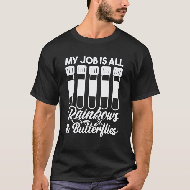 Camiseta Meu Trabalho É Tudo Arco-íris E Borboletas Lab Tec (Frente)