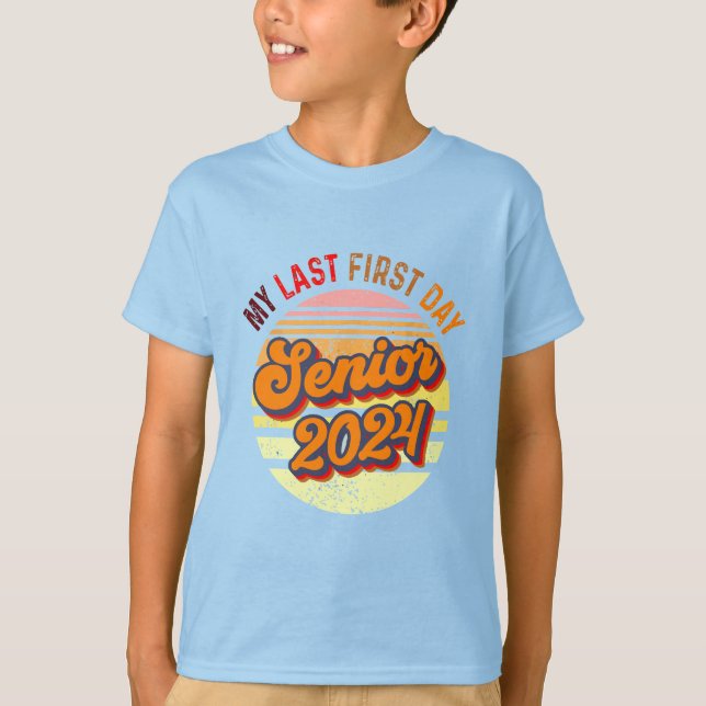 Camiseta Meu último Mais velho de 2024 na turma de volta à  (Frente)