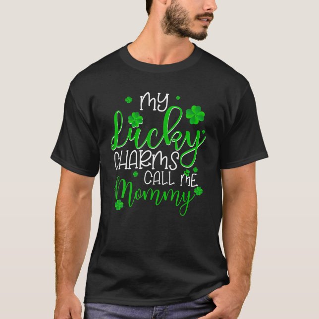 Camiseta Meus Charmes Sortudos Me Chamam De Mamãe Mãe (Frente)