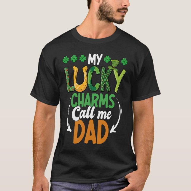 Camiseta Meus Charmes Sortudos Me Chamam De Pai Pai (Frente)