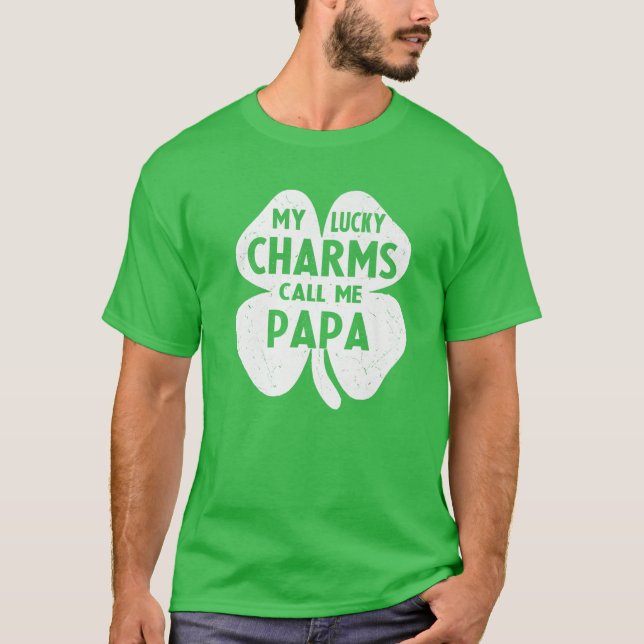 Camiseta Meus Charmes Sortudos Me Chamam de Papá Rua Engraç (Frente)