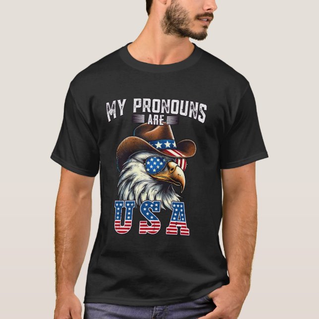 Camiseta Meus Pronomes São EUA Águia Chapéu de Cowboy Ameri (Frente)
