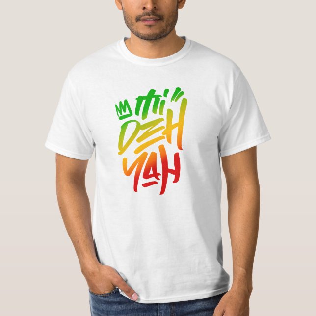 Camiseta Mi Deh Yah Rasta Dizendo Grafite Estilo Reggae (Frente)