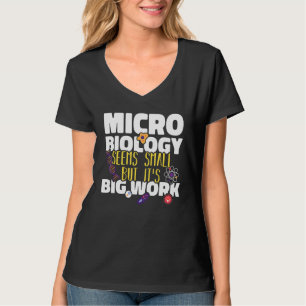 Camiseta Microbiologia parece pequena mas é um grande traba