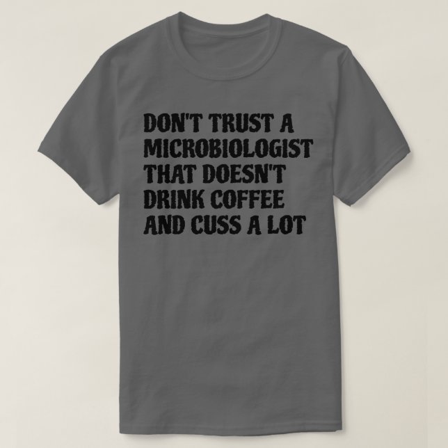 Camiseta Microbiólogo Que Bebe Café Custa Muito (Frente do Design)