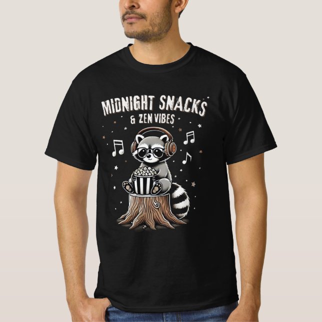 Camiseta Midnight Snacks, Zen Vibes humorvolles Waschbär (Frente)