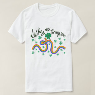 Camiseta Mikitiez rua verde-trevo irlandês.