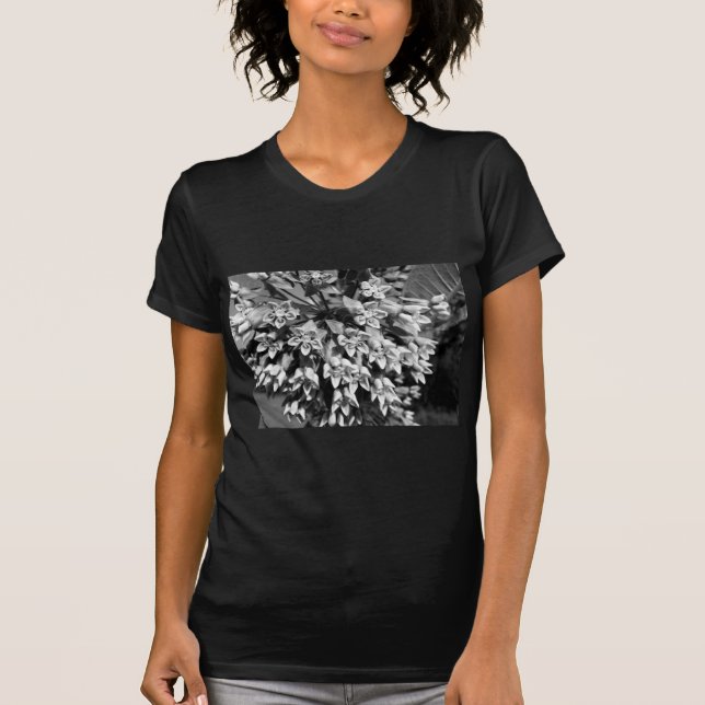 Camiseta Milkweed em preto e branco (Frente)