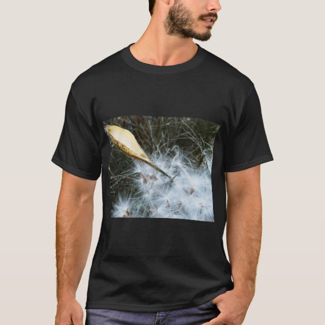 Camiseta Milkweed Seeds in Gentle Motion Tee (Frente)