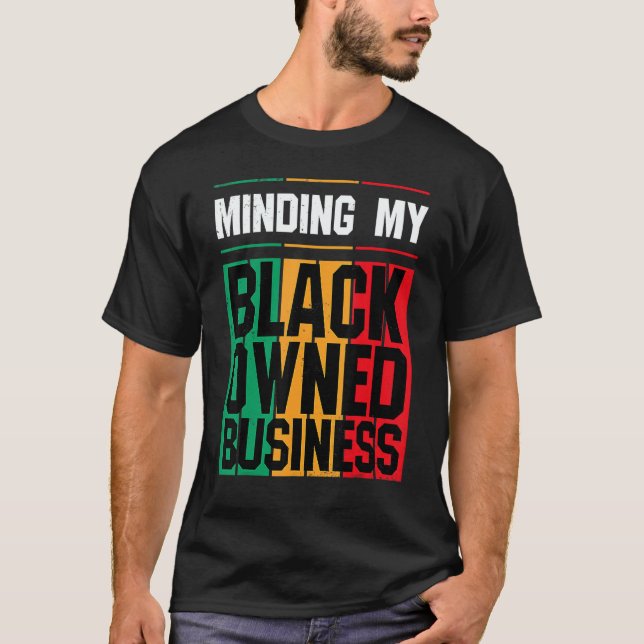 Camiseta Minding My Black Owned Business Girl Women Entrepr (Frente)